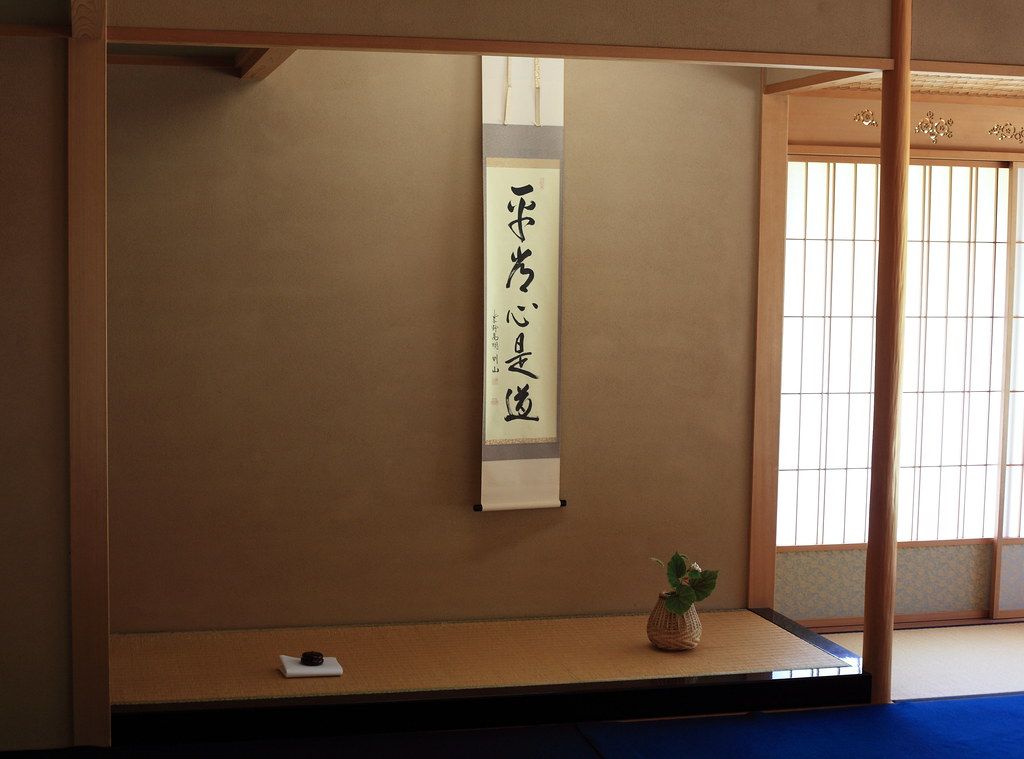 畳と掛け軸のある落ち着いた和の待合室